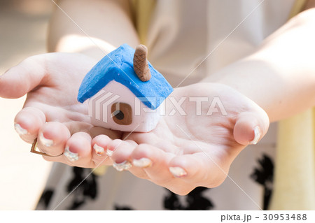 家の模型を持つ女性の手元 30953488