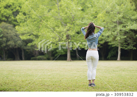 公園で寛ぐ美しい女性 30953832