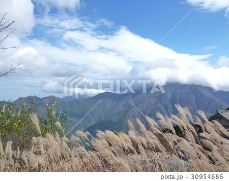 石鎚ロープウェイ山頂成就駅付近から見た秋の石鎚山系 石鎚ロープウェイ山頂成就駅付近から見た秋の石鎚山系 30954686