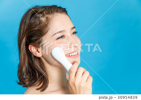 美顔器を使う女性 30954839