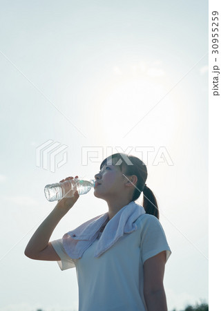 浜辺ランニングをする男女 30955259