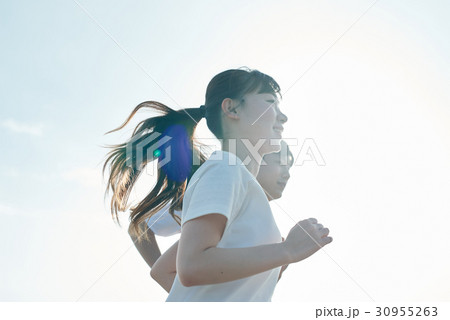 浜辺ランニングをする男女 30955263