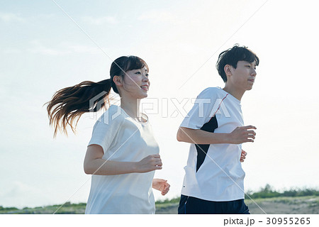 浜辺ランニングをする男女 30955265