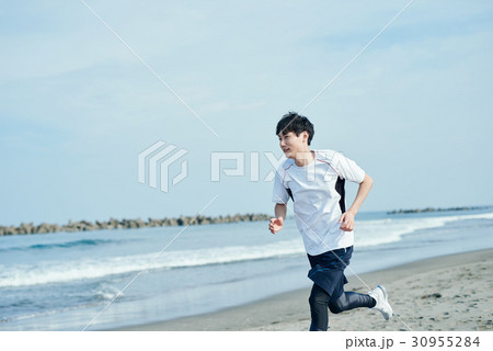 浜辺ランニングをする男女 30955284