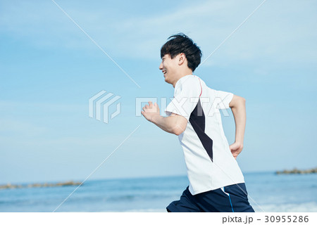 浜辺ランニングをする男女 30955286