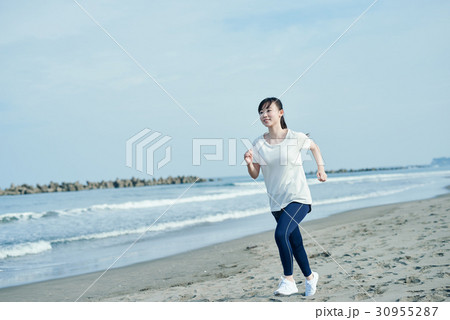浜辺ランニングをする男女 30955287