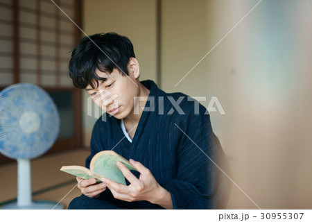 小説を読む浴衣姿の男性 小説を読む浴衣姿の男性 30955307