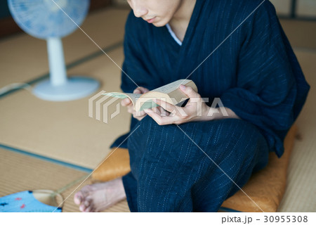 小説を読む浴衣姿の男性 小説を読む浴衣姿の男性 30955308