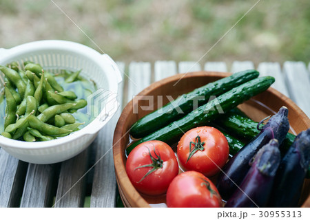 縁側と夏野菜の写真素材