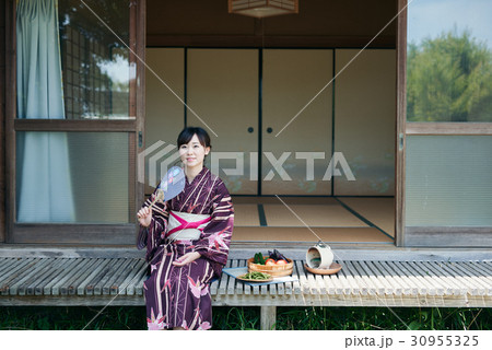 縁側で涼む浴衣姿の女性 縁側で涼む浴衣姿の女性 30955325