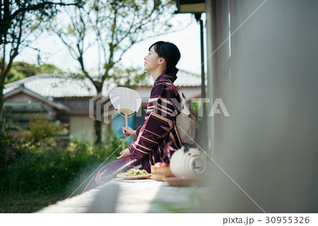 縁側で涼む浴衣姿の女性 30955326