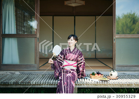 縁側で涼む浴衣姿の女性 縁側で涼む浴衣姿の女性 30955329