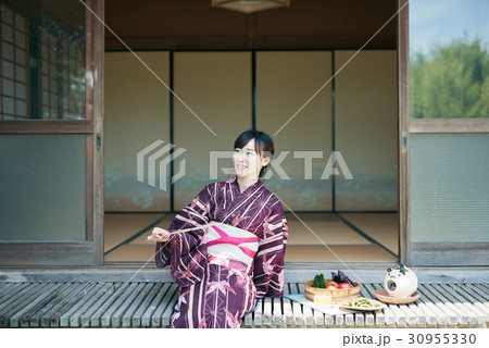 縁側で涼む浴衣姿の女性 30955330