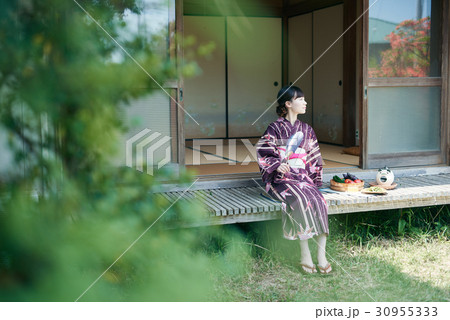 縁側で涼む浴衣姿の女性 縁側で涼む浴衣姿の女性 30955333
