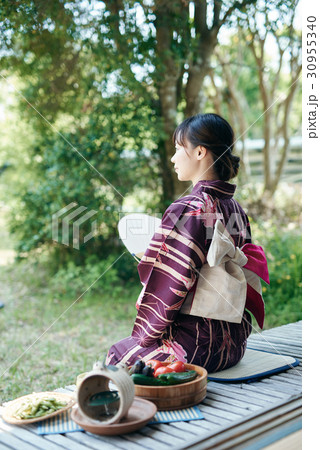 縁側で涼む浴衣姿の女性 30955340
