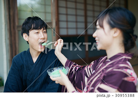 縁側でかき氷を食べる浴衣の男女 30955388