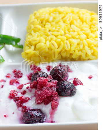 ヨーグルトとブルーベリー 30955976