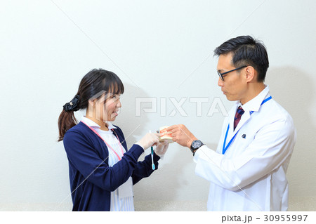 医療イメージ 歯科医と歯科衛生士 医療イメージ 歯科医と歯科衛生士 30955997