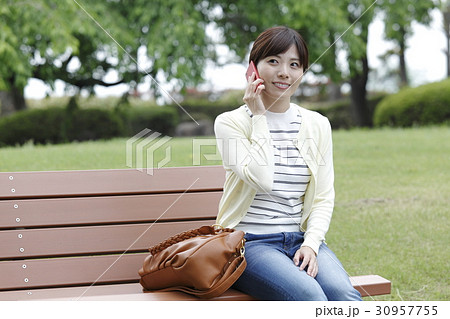 女性のスマホイメージ 女性のスマホイメージ 30957755