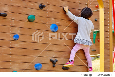 公園のクライミングウォールで遊ぶ子供 30958861