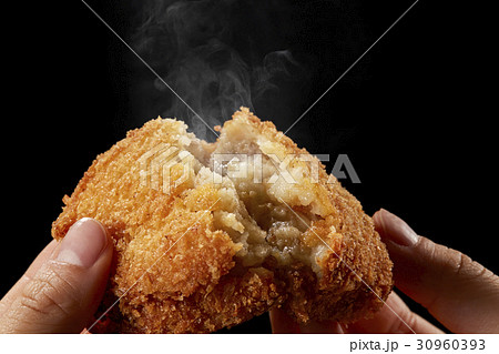 出来立てコロッケを手で半分に割るシーン 出来立てコロッケを手で半分に割るシーン 30960393