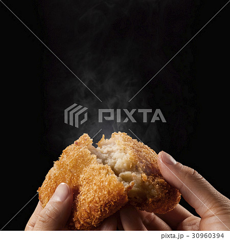 出来立てコロッケを手で半分に割るシーン 出来立てコロッケを手で半分に割るシーン 30960394