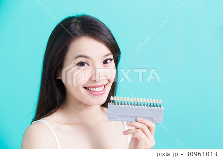 woman with tooth whiten 30961013