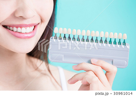 woman with tooth whiten 30961014