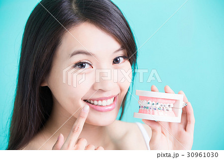 woman take false tooth 30961030