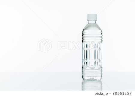水　ペットボトル 30961257