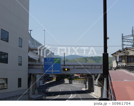 駅への歩道橋と一般自動車専用道路 30961704