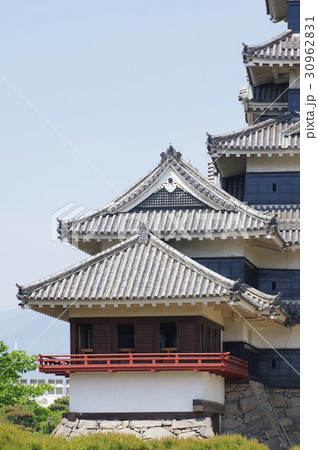 信州 国宝 松本城 月見櫓(東面) 徳川家光をもてなす為に建造された赤い欄干が風雅な櫓 信州 国宝 松本城 月見櫓(東面) 徳川家光をもてなす為に建造された赤い欄干が風雅な櫓 30962831