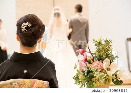結婚式 母親の後ろ姿の写真素材