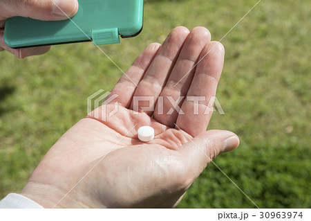 ミントタブレットを食べる 男性手元 ミントタブレットを食べる 男性手元 30963974