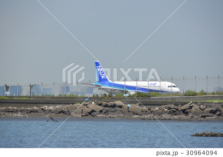 駐機中の飛行機（羽田空港／東京都大田区） 30964094