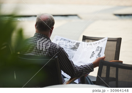 Reading news 30964148