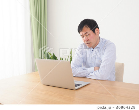パソコンの画面を見て落ち込む男性 30964329