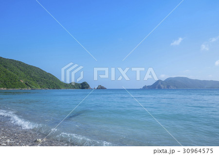 青い空と白い砂浜、対岸の島影 30964575