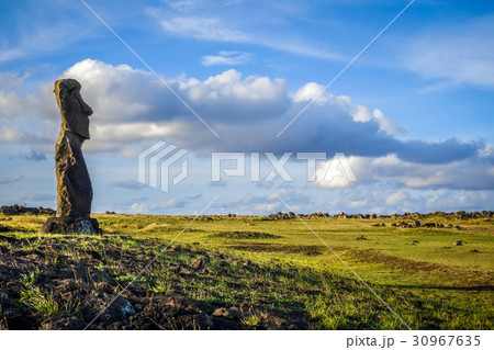Moai statue, ahu akapu, easter island 30967635