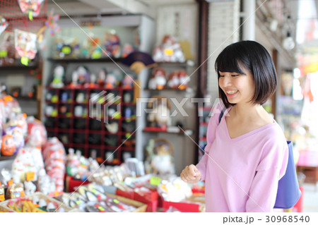 土産物を探す若い女性 土産物を探す若い女性 30968540