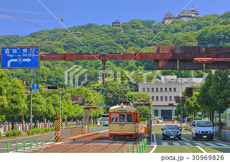 伊予鉄電車と松山城 30969826