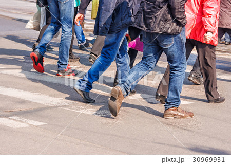 people crossing the pedestrian crossing people crossing the pedestrian crossing 30969931