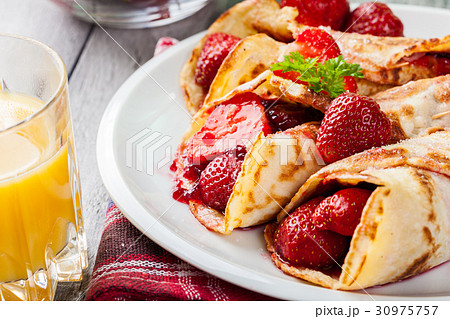 Traditional crepes served with strawberries 30975757