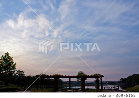 愛知県　維摩池　ベンチ　瀬戸タワー 30976165