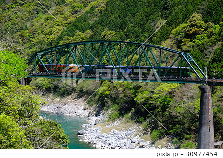 大歩危の鉄橋を行く四国まんなか千年ものがたり 30977454