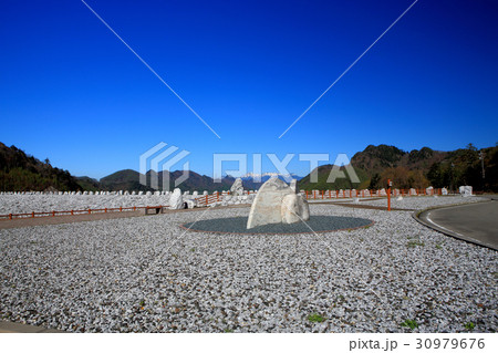 天空のダム　南相木ダム　標高日本一のダム　白いダム　八ヶ岳遠望　天空の石広場 30979676