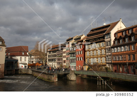 ストラスブールの町並み　運河の分岐点 30980352