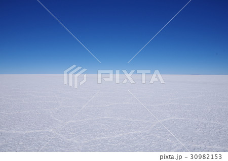 六角形の塩の大地（ウユニ塩湖） 30982153