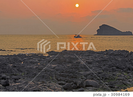 夕焼け 海 ボート 30984169