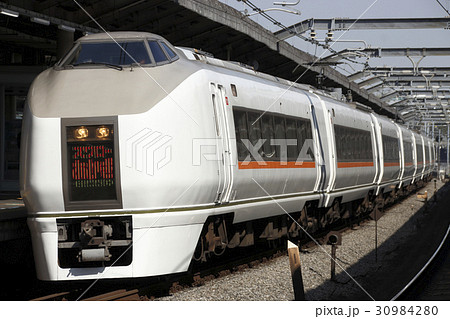 新宿行の特急スワローあかぎ号（651系電車） 30984280